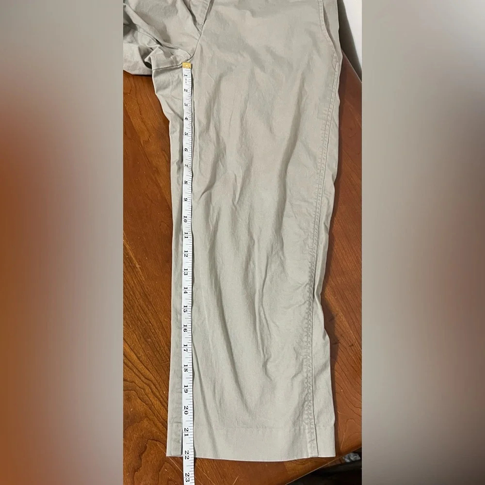 Daisy Fuentes Cropped Pants (Capris). Size 8. Khaki - Picture 6 of 7